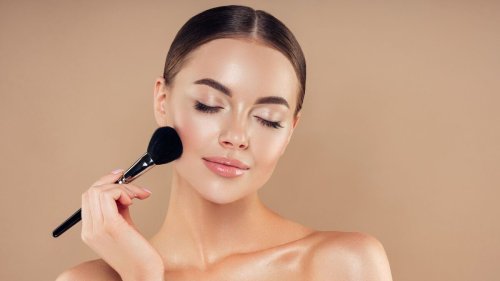 Puder Foundation: Mit diesem Make-up perfektionierst du deinen Teint
