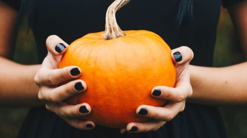 Nagel-Trend 2022: Geheimnisvolle "Onyx Nails" sind perfekt für Halloween
