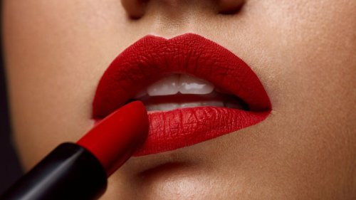 Rote Lippen soll man küssen! So schminkst du dir den perfekten Kussmund am Valentinstag