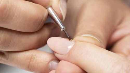 5 ungewöhnliche Nagel-Hacks, die deine Maniküre komplett verändern werden