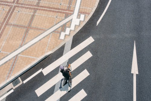 Faut-il descendre de son vélo pour traverser un passage piéton ?