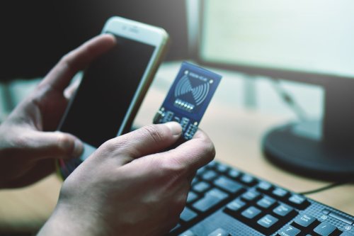 Deux banques françaises touchées par une cyberattaque : êtes vous concernés ?