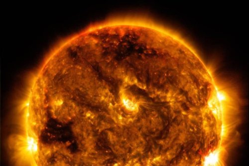Une énorme tâche solaire grandit à vue d’œil et pointe droit vers la Terre