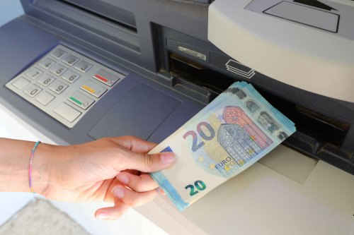 Ce nouveau distributeur de billets arrive dans toutes les villes de France - des millions de clients ne paieront plus de frais bancaires