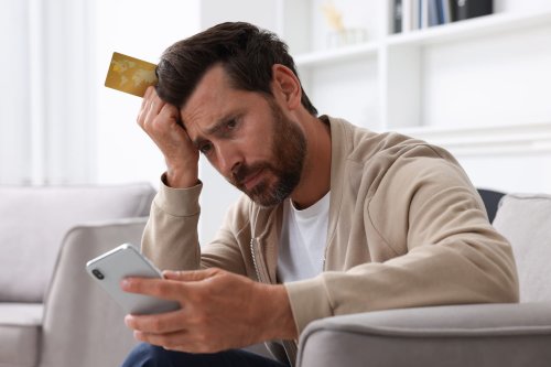 Vous pensez que cet SMS est une escroquerie, pourtant il provient de votre banque et ne pas y répondre peut bloquer votre CB