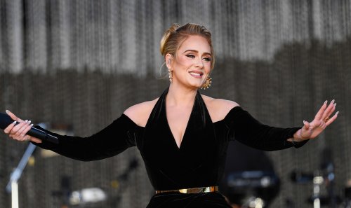 Adele Looks Gorgeous While Performing Her Hyde Park Concert in London (Photos)
