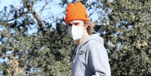 Download Justin Bieber Throws Up the Peace Sign While Out on a Hike ...