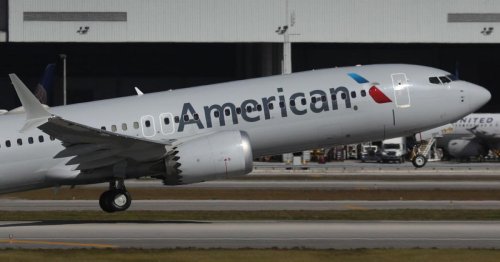 American Airlines passengers take down man accused of trying to open exit mid-flight