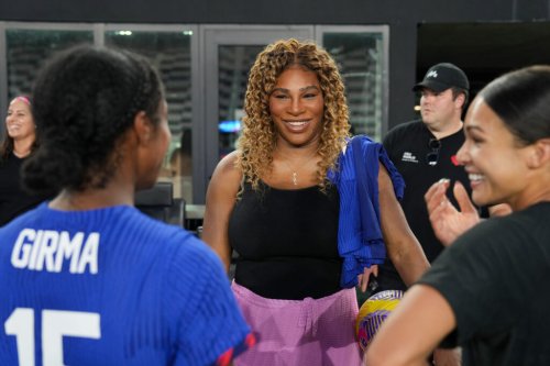 Serena Williams meets with USWNT players after friendly vs. China