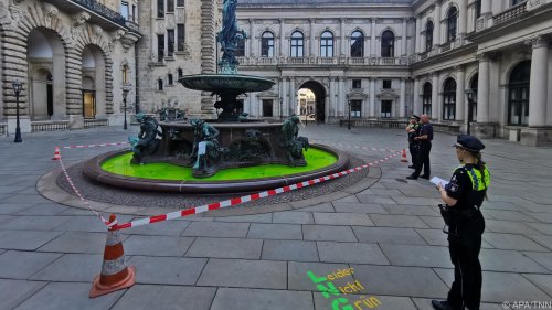 Deutsche Klimaaktivisten färben Brunnenwasser grün