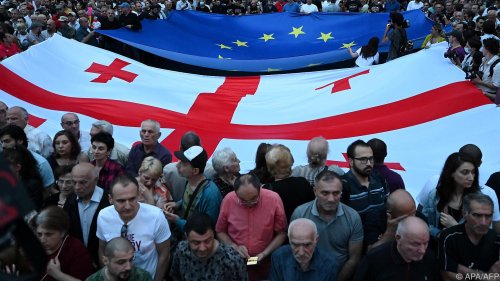 Zehntausende Menschen in Georgien fordern EU-Beitritt