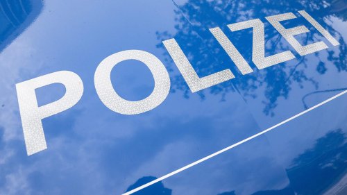 Männer brachten in Bayern Tote in Teppich zu Leichenwagen