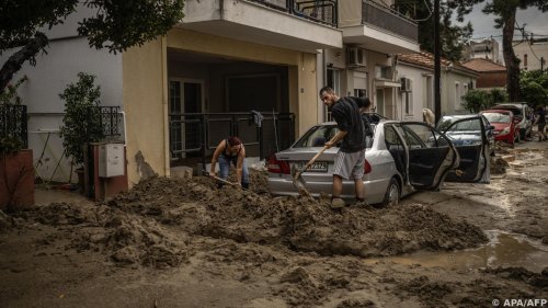 Hunderte nach Überflutungen in Zentralgriechenland evakuiert