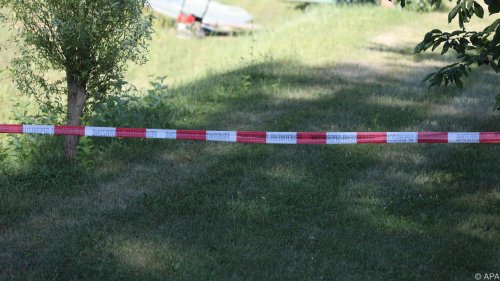 Mann stürzt in Thüringen mit Rasenmäher in Loch und stirbt