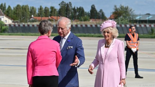 Charles und Camilla in Frankreich eingetroffen