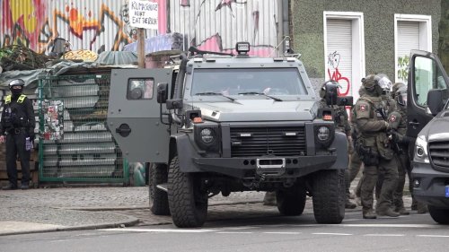 Razzia der deutschen Polizei bei RAF-Fahndung in Berlin