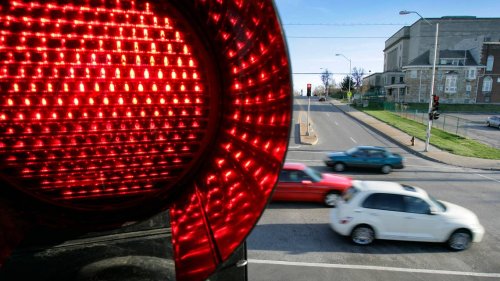 Can drivers legally pass a red light that won’t turn green in SC? What the law says