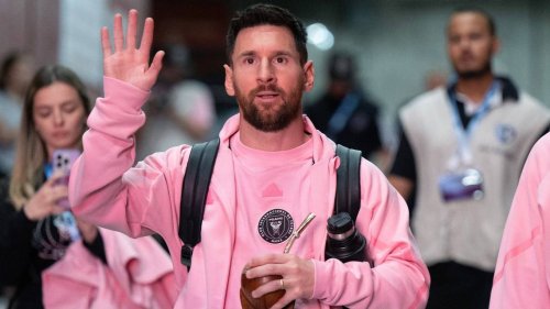 Kansas City restaurant brought Messi empanadas at his hotel. And he gave them a gift