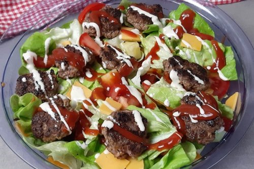 Frikadellen Salat! Der beste Keto Salat der Welt - Cheeseburger Salat