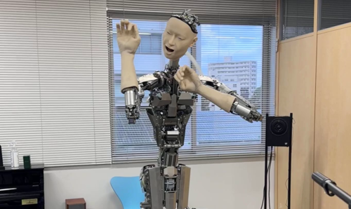 Il robot umanoide Alter3, grazie a GPT-4, suona rock e scatta selfie
