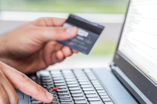 UAE: Can residents continue using bank account after visa cancellation?