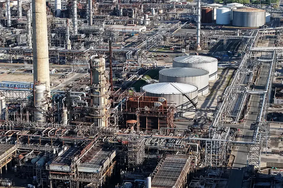 Oil slips below $103 as Iran de-escalation hopes steady markets; gold rebounds