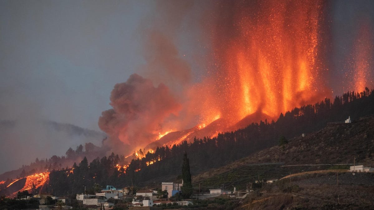 The Canary Island’s Explosive Volcanic Eruption in 6 Photos