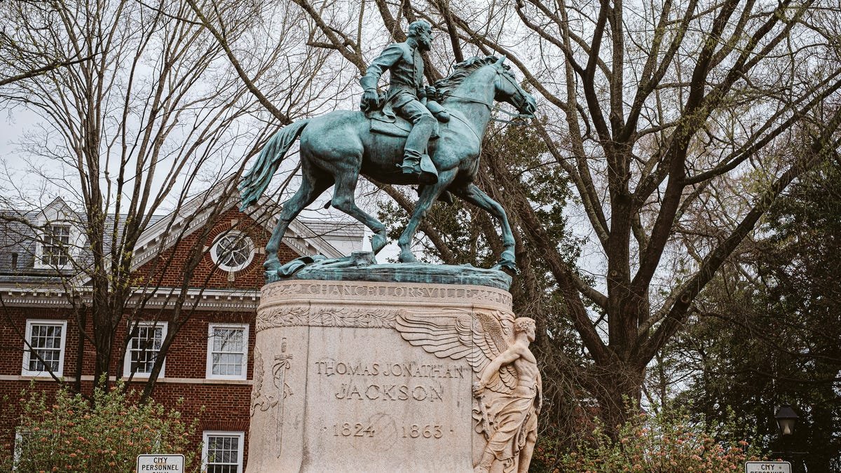 Charlottesville City Council Votes to Finally Remove 2 Confederate Statues From Local Parks