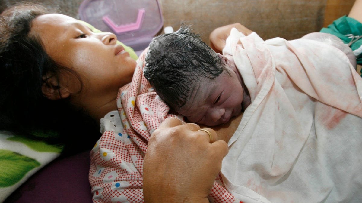 How to safely give birth in emergency situations