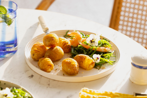 Pommes de terre primeurs hasselback, aux salicornes et aux crevettes