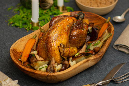 Pintade chaponnée à la crème au pain grillé et légumes de saison rôtis