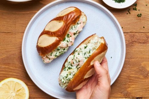 Sandwich crevettes et avocat au pain bretzel