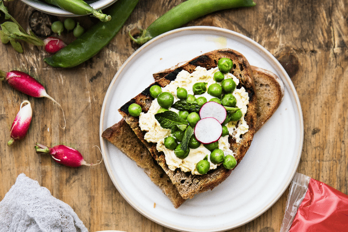 Tartines grillées petits pois et crème d’Emmental