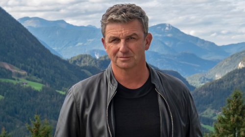 „Kaum zu ertragen“: Hans Sigl verteidigt Bergdoktor gegen Kritik von Ärzteblatt