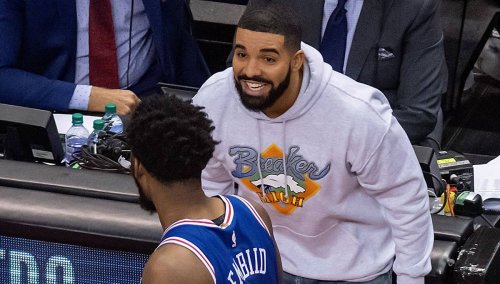 Drake wird von älterem Pärchen bei Basketballspiel nicht erkannt — und LIEBT es