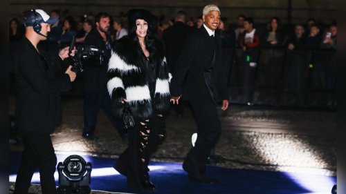 Cher und Alexander Edwards zeigen sich im schwarz-weißen Partnerlook