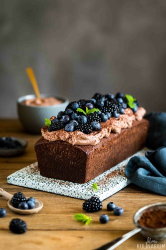 Schokoladen-Kastenkuchen mit Frosting und Beeren - Kleines Kulinarium