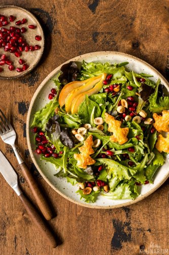 Salat mit gedünsteten Birnen Haselnüssen und Orangenvinaigrette - Kleines Kulinarium