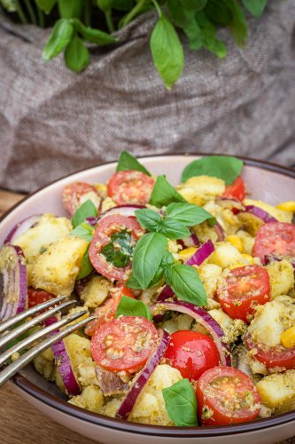 Kartoffelsalat mit Pesto, Tomaten und roten Zwiebeln