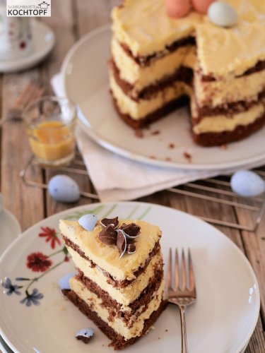 Diese Amaretto-Eierlikör-Mousse-Torte gehört auf jede Oster-Kaffeetafel!