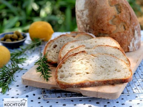 Luftig leichtes Rosmarin-Zitronen-Brot – so schmeckt der Sommer!