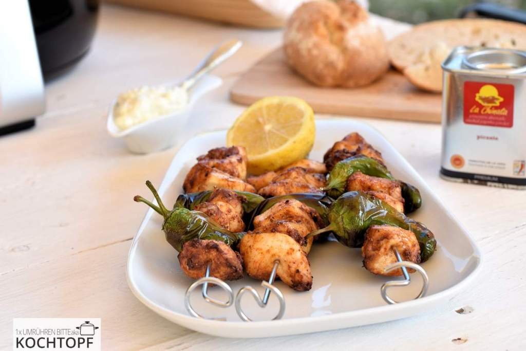 Gegrillte scharfe spanische Hähnchen-Spieße aus dem Airfryer
