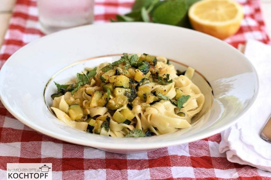 Sommerpasta – Tagliatelle mit Zucchini, Zitrone & Minze