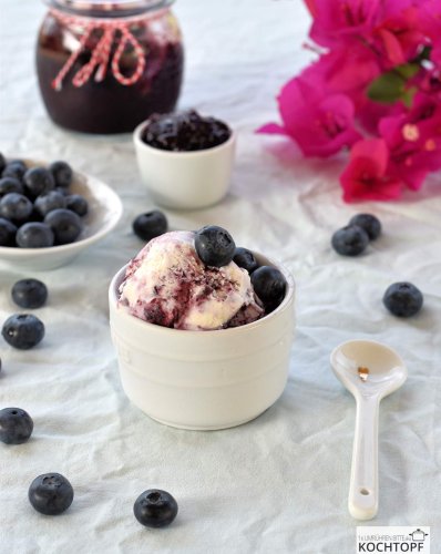 Erfrischender Genuss- Selbst gemachtes Joghurt-Sahne-Eis mit Blaubeer-Swirl