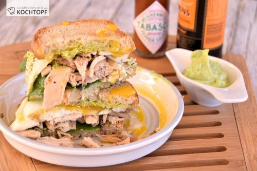 Pulled Brathuhn-Sandwich mit Avocado-Mayo und Ei