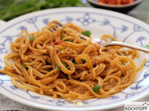 Fixe Knoblauch-Spaghetti auf asiatische Art