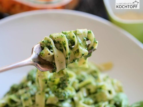 Knallgrüne Feldsalat-Pesto-Pasta – perfekt für Gründonnerstag!