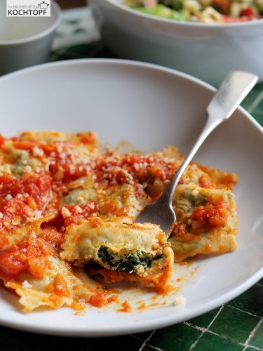 Selbst gemachte Ricotta-Spinat-Ravioli an Tomatensauce – einfach & lecker!