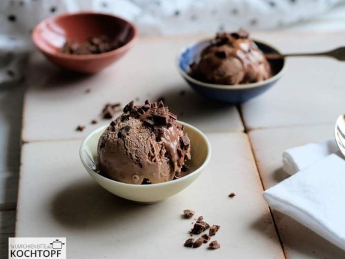 Milchschokoladen-Eis mit knackigen Schoko-Stückchen