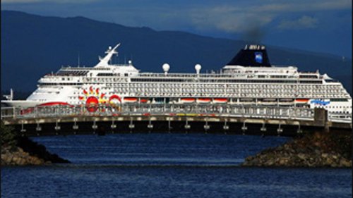 Norwegian cruise ship hits iceberg near Alaska, set to return to Seattle for repairs